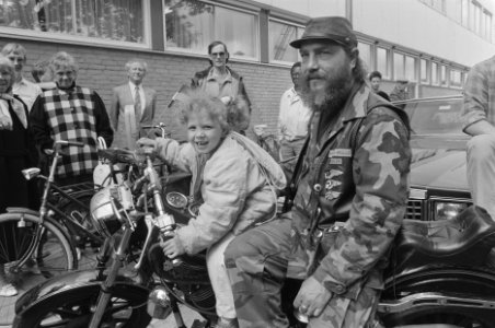Hells Angels delen kadootjes uit aan kinderen Emma Kinderziekenhuis in Amsterdam, Bestanddeelnr 934-0190