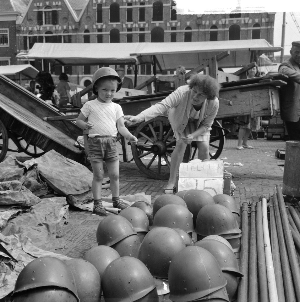 Helmen op Waterlooplein te koop voor 25 cent, Bestanddeelnr 916-6365