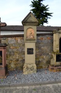 Heppenheim, Alter Friedhof, fünf weitere erhaltenswerte Grabmäler neben Grab Georg Wilhelm Höhn (3)