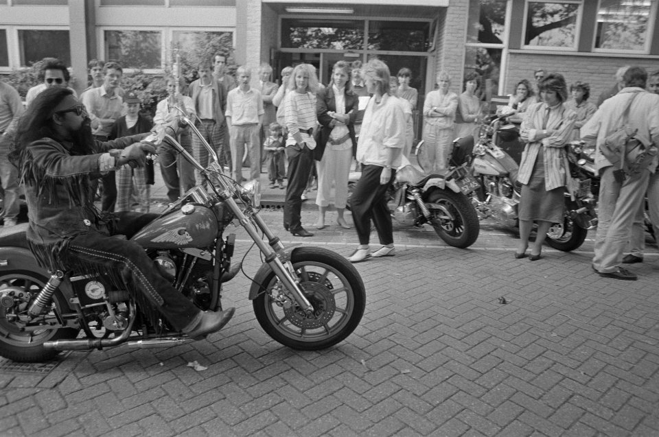Hells Angels delen kadootjes uit aan kinderen Emma Kinderziekenhuis in Amsterdam, Bestanddeelnr 934-0188