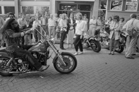 Hells Angels delen kadootjes uit aan kinderen Emma Kinderziekenhuis in Amsterdam, Bestanddeelnr 934-0188