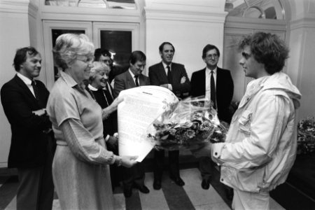 Henk Rijzenga (r) van de vakbond Beeldende Kunstenaars overhandigt mw. Kraaijeve, Bestanddeelnr 932-7354