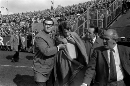 Henk Nieuwenhuys (DOS) verlaat gewond het veld, Bestanddeelnr 923-4532