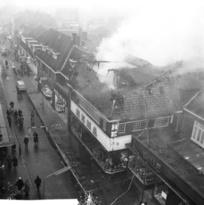Hema-filiaal te Hilversum door brand vernield Het vernielde pand aan de Kerkstr, Bestanddeelnr 915-7949