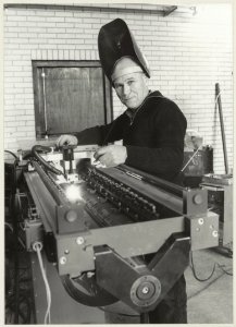Henk van Kooten bij de door hem opgerichte Vanko-apparatenfabriek. NL-HlmNHA 54013131