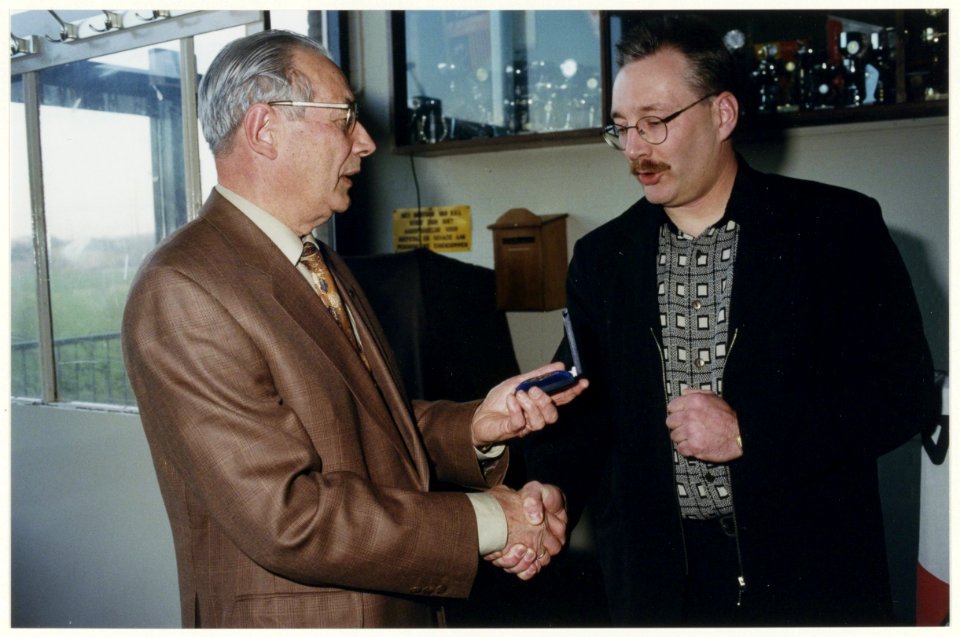 Henk Kampen ontvangt de gemeentelijke onderscheiding van Velsen. NL-HlmNHA 54050110