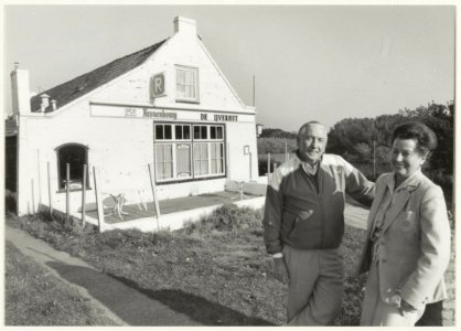 Henk Paap en echtgenote poseren voor restaurant de Vijverhut die gesloopt zal worden vanwege de bouw van het Vendorado bungalowpark. NL-HlmNHA 54020681 photo