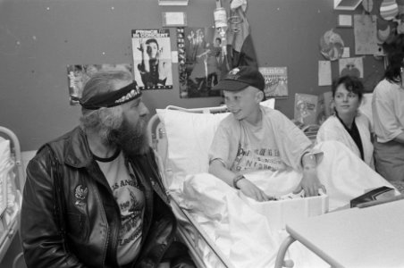 Hells Angels delen kadootjes uit aan kinderen Emma Kinderziekenhuis in Amsterdam, Bestanddeelnr 934-0191