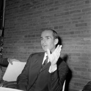 Henk van Ulsen tijdens persconferentie in Hilton Amsterdam (krijgt Edison). Henk, Bestanddeelnr 920-7600