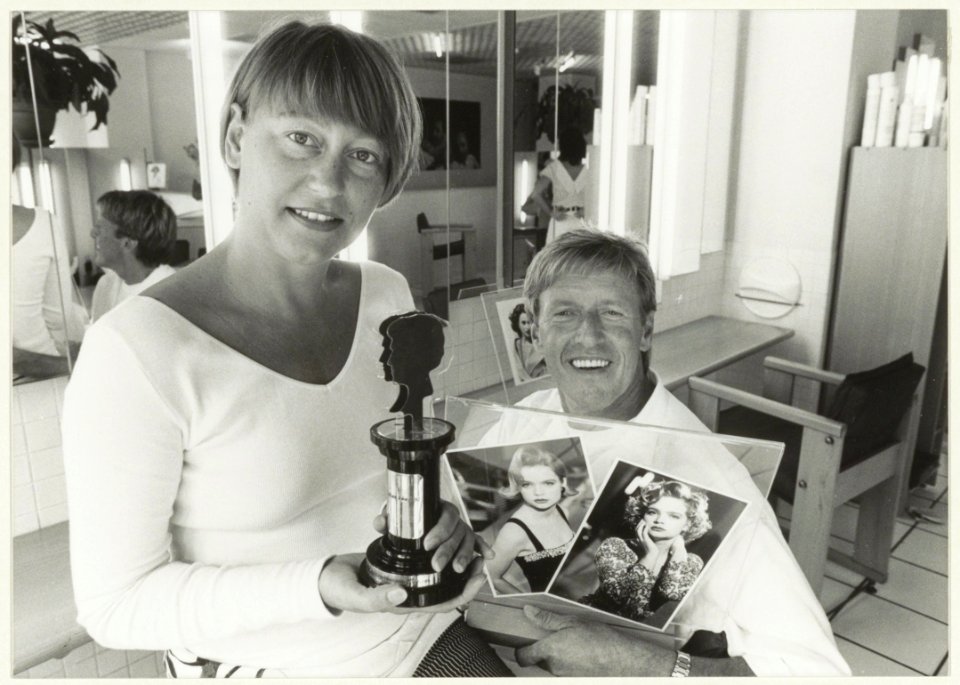 Hennie Smit en Rob Peetoom met de winnende foto's en de bokaal behorende bij de persprijs van de Coiffure Award 1992. NL-HlmNHA 54032087