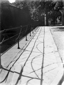 Helsingør. Schaduw van het hekwerk langs de slotgracht op de buitenste toegangsw, Bestanddeelnr 189-0582