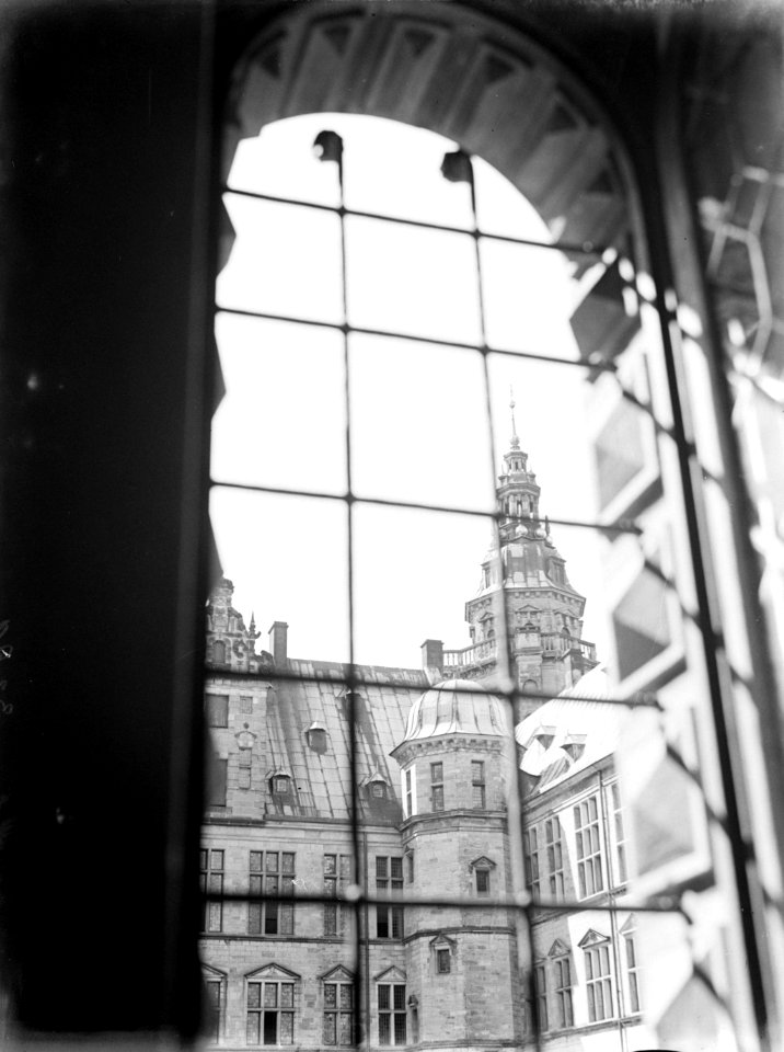 Helsingør. Binnenplaats met een hoektoren van kasteel Kronborg gezien door een r, Bestanddeelnr 189-0589