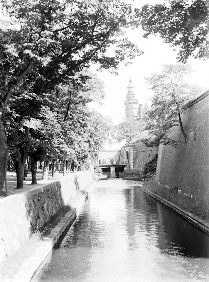 Helsingør. Bomen langs de slotgracht met op de achtergrond de toegangspoort en e, Bestanddeelnr 189-0585