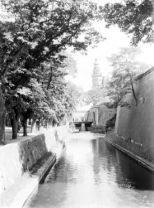 Helsingør. Bomen langs de slotgracht met op de achtergrond de toegangspoort en e, Bestanddeelnr 189-0585