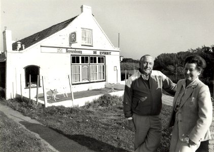 Henk Paap en zijn vrouw poseren voor de Vijverhut die wordt gesloopt, voor het Vendorama Bungalowpark. Aangekocht in 1988 van United Photos de Boer bv. - Negatiefnummer 28201 28a. - Gepubliceerd in he photo