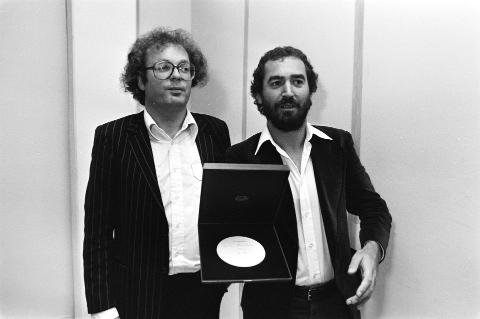 Henk Spaan (l) en Harry Vermeegen met Reiss-microfoon, Bestanddeelnr 930-9951