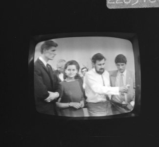 Henk Terlingen (r) met gasten, Bestanddeelnr 922-6516