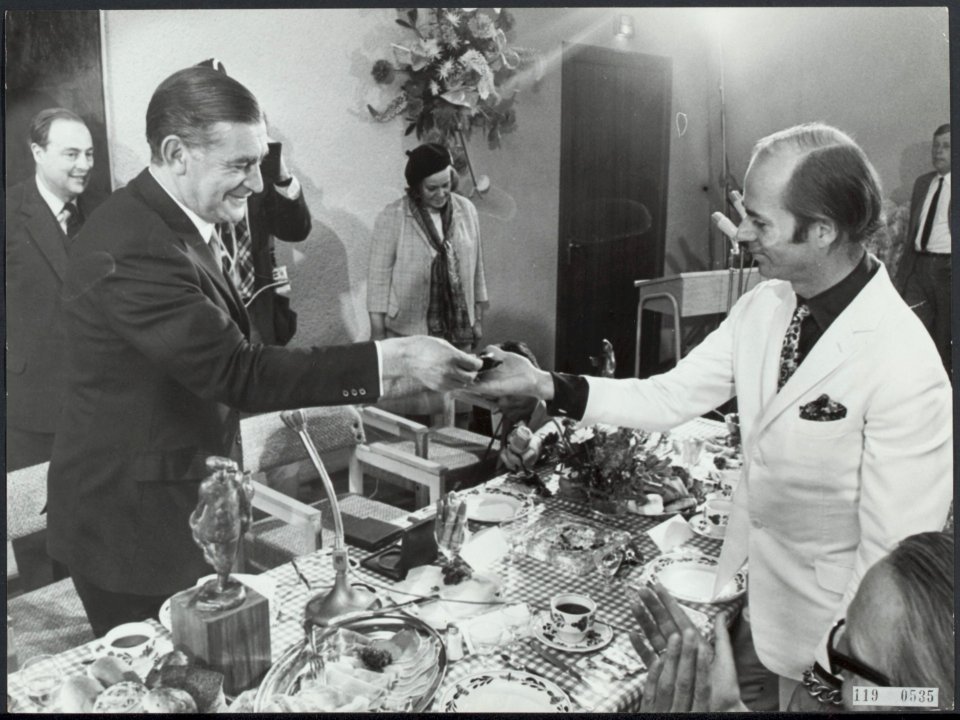 Henk van Ulsen (rechts) neemt de Louis d'Or prijs in ontvangst, Bestanddeelnr 119-0535