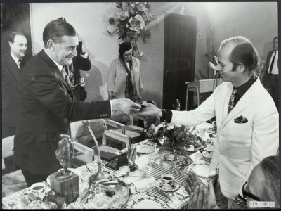 Henk van Ulsen (rechts) neemt de Louis d'Or prijs in ontvangst, Bestanddeelnr 119-0535