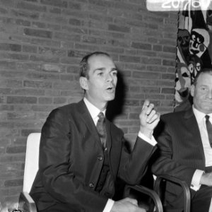 Henk van Ulsen tijdens persconferentie in Hilton Amsterdam (krijgt Edison). Henk, Bestanddeelnr 920-7601