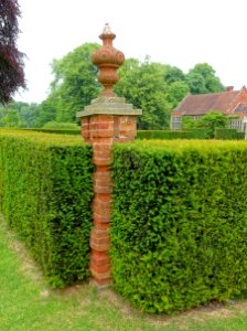 Hedge pillar - Packwood House - Warwickshire, England - DSC08754
