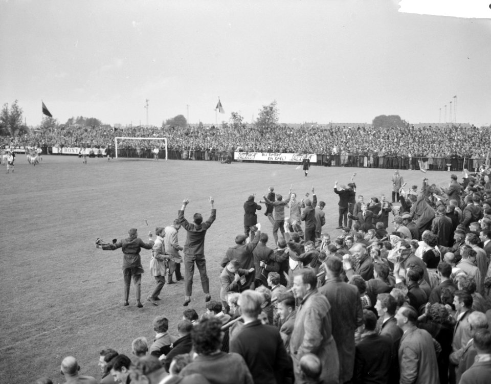Helmondia tegen Volendam 0-7 Vreugde na overwinning, Bestanddeelnr 912-5844