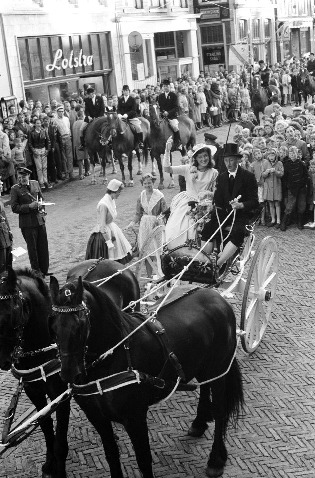 Heamilel koningin in Bolsward. Aankomst bij stadhuis, Bestanddeelnr 912-7042
