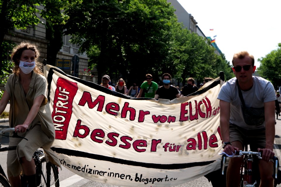 Healthcare protest Invalidenpark to SenGPG Berlin 2020-06-17 46