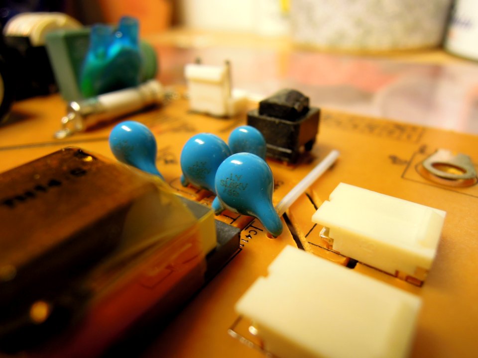 Healthy high-voltage capacitors of type LYSL6KV5D on an adaptor-inverter board of type AIVP-0065C by Lien Chang power-supplying an LG M2762D