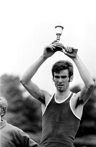 Henk van Enkhuizen met beker, winnaar van de 110 meter horden, Bestanddeelnr 923-6440
