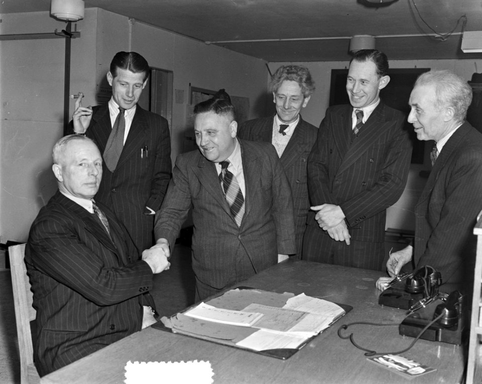 Heer De Bruin 50 jaar bij PTT te Amsterdam (groepje), Bestanddeelnr 905-0298
