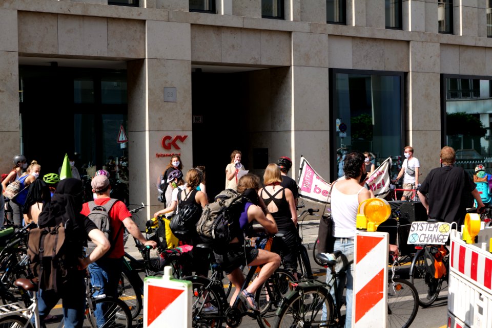 Healthcare protest Invalidenpark to SenGPG Berlin 2020-06-17 34