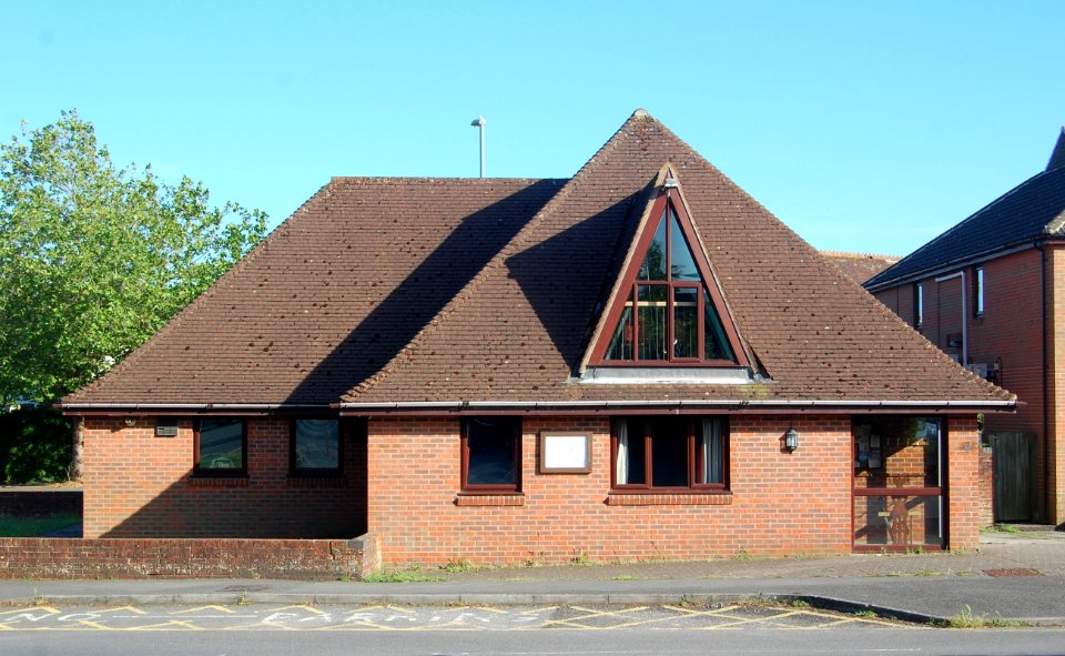 Hedge End United Reformed Church, St John's Road, Hedge End (May 2019) (5)