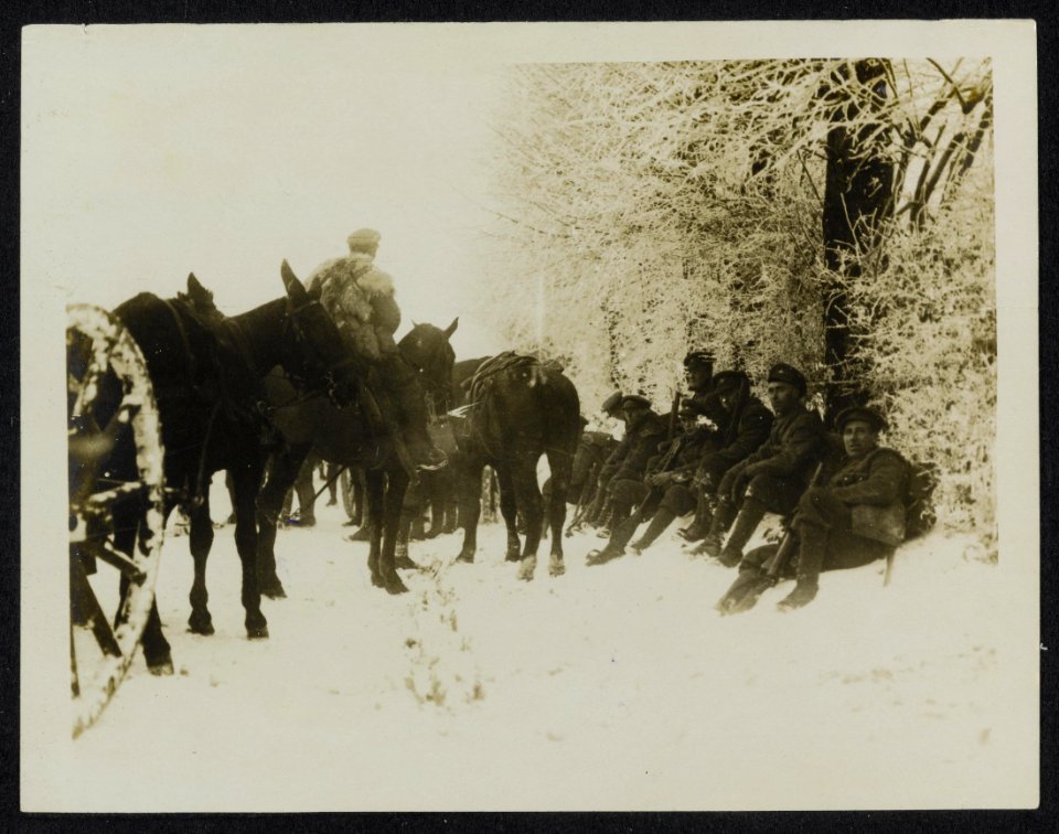 Heavy snow in France. Newfoundland Troops resting in the snow., Bestanddeelnr 158-1318