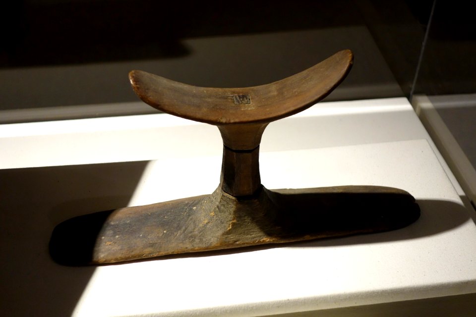Headrest, Egypt, New Kingdom, about 1550-1069 BC, wood - Fitchburg Art Museum - DSC08608