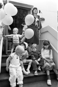 Hedy dAncona omgeven door kinderen, Bestanddeelnr 932-6069