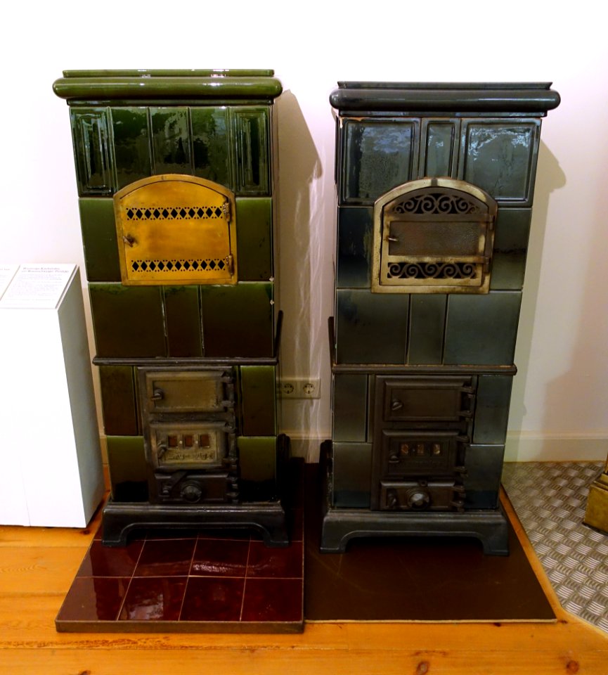 Heating stoves, left Reinicke & Richau, right Brunsviga, Braunschweig, 1912 AD or later, iron, ceramic tiles - Braunschweigisches Landesmuseum - DSC04822