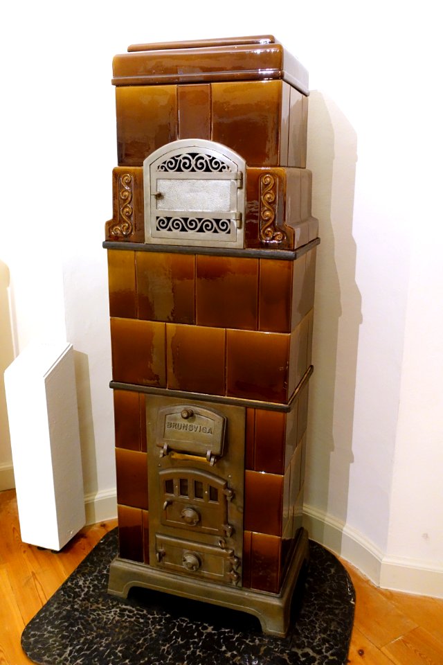 Heating stove, Brunsviga, Braunschweig, 1912 AD or later, iron, ceramic tiles - Braunschweigisches Landesmuseum - DSC04827