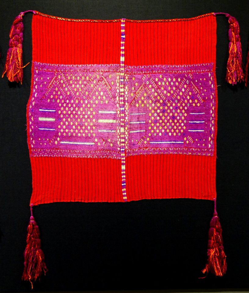 Headcloth, su't, K'iche' Maya, Chichicastenango, 1920-1930, cotton and silk - Textile Museum of Canada - DSC01336