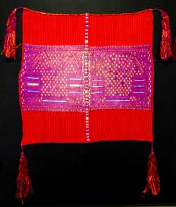 Headcloth, su't, K'iche' Maya, Chichicastenango, 1920-1930, cotton and silk - Textile Museum of Canada - DSC01336