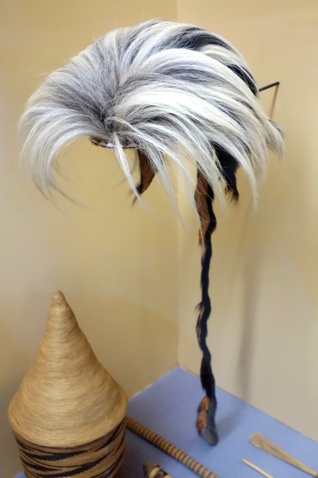 Headgear formerly worn by warriors, colobus monkey fur with cowrie - Burundi - Royal Museum for Central Africa - DSC06591