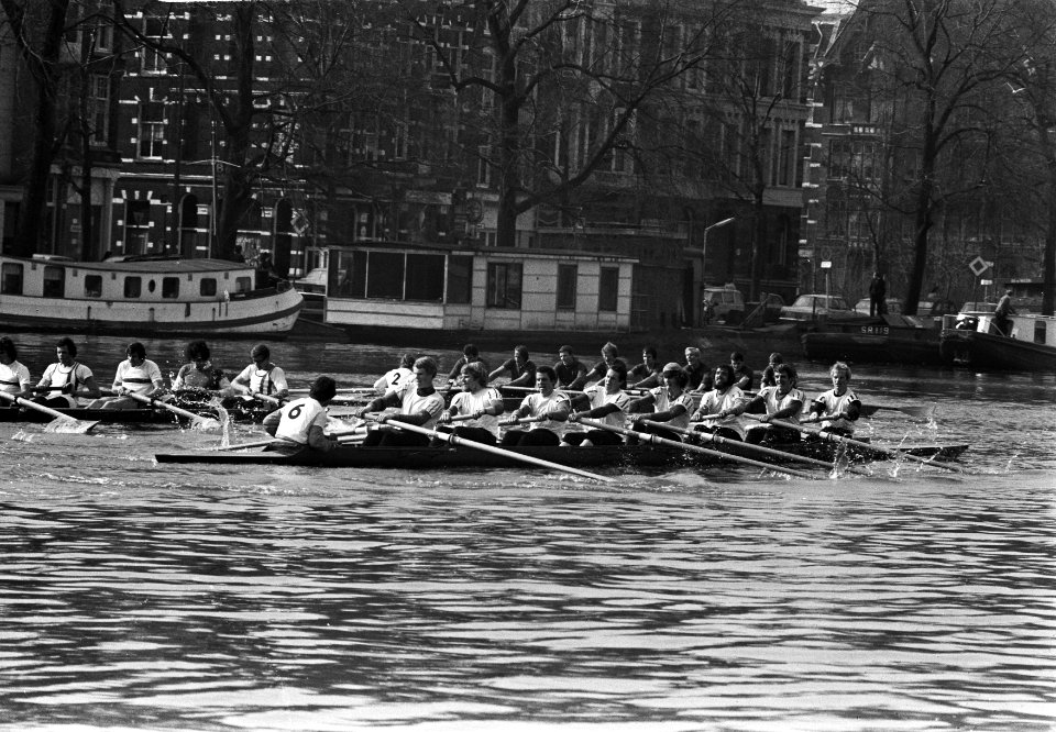 Head of the River op Amstel in Amsterdam winnaar Nereus (6) naast Laga (2), Bestanddeelnr 927-8206