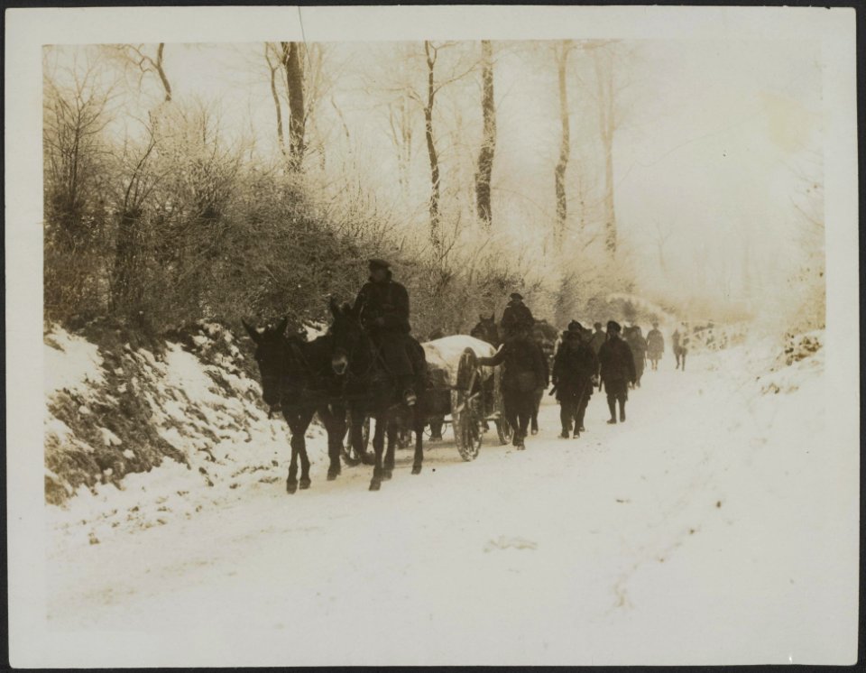 Heavy snowfall in France. Transport going along a snowbound road, Bestanddeelnr 158-2855
