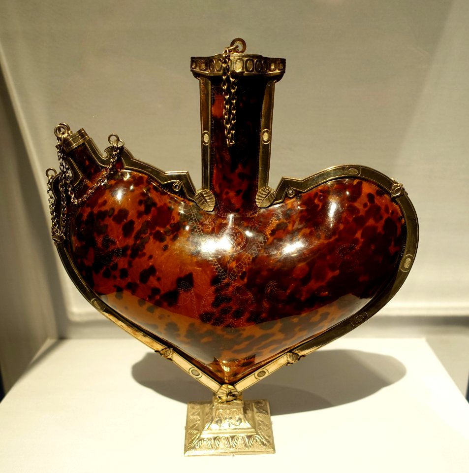 Heart-shaped flask owned by Archduke Ferdinand II, India, probably Gujarat, 1500s, Iberian mount c. 1580, tortoiseshell (Eremochlys imbricate), silver - Metropolitan Museum of Art - New York City - DSC06920