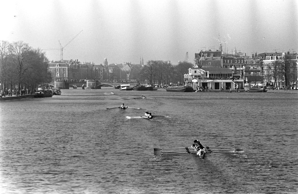 Head of the River . Overzicht op de Amstel. De winnende acht van Neureus, de War, Bestanddeelnr 921-2073