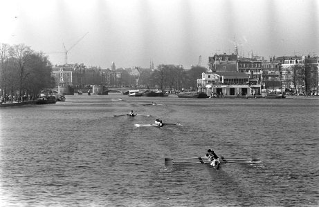 Head of the River . Overzicht op de Amstel. De winnende acht van Neureus, de War, Bestanddeelnr 921-2073