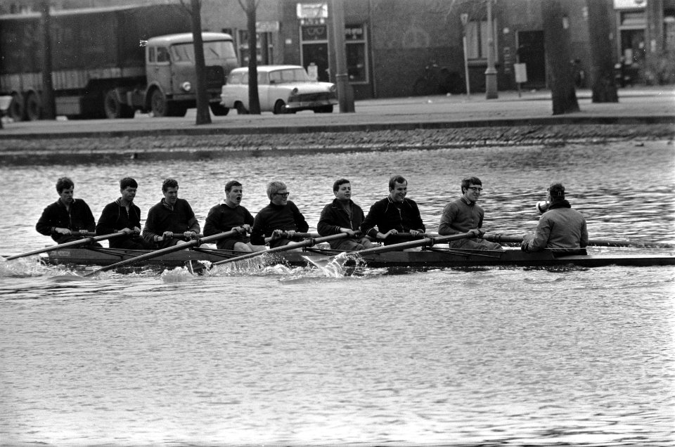 Head of the River aanstaande zondag. Een van de ploegen van Triton dragen boot b, Bestanddeelnr 921-1913