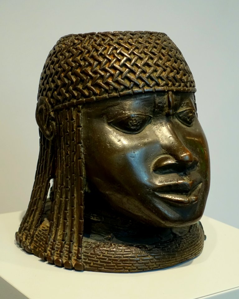 Head of an Oba (king), Edo (Nigeria), court of Benin, 16th century AD, mixed copper alloy - Fogg Museum - Harvard University - DSC01862
