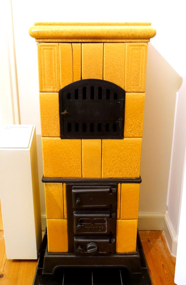 Heating stove, Brunsviga, Braunschweig, c. 1920, cast iron, ceramic tiles - Braunschweigisches Landesmuseum - DSC04829