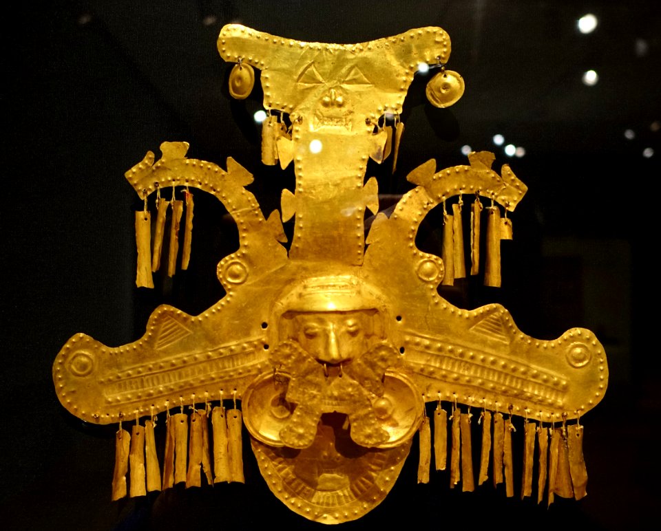 Headdress ornament with heads flanked by crested crocodiles, Calima region, Colombia, Yotoco period, probably c. 1-700 AD, gold - Dallas Museum of Art - DSC04681